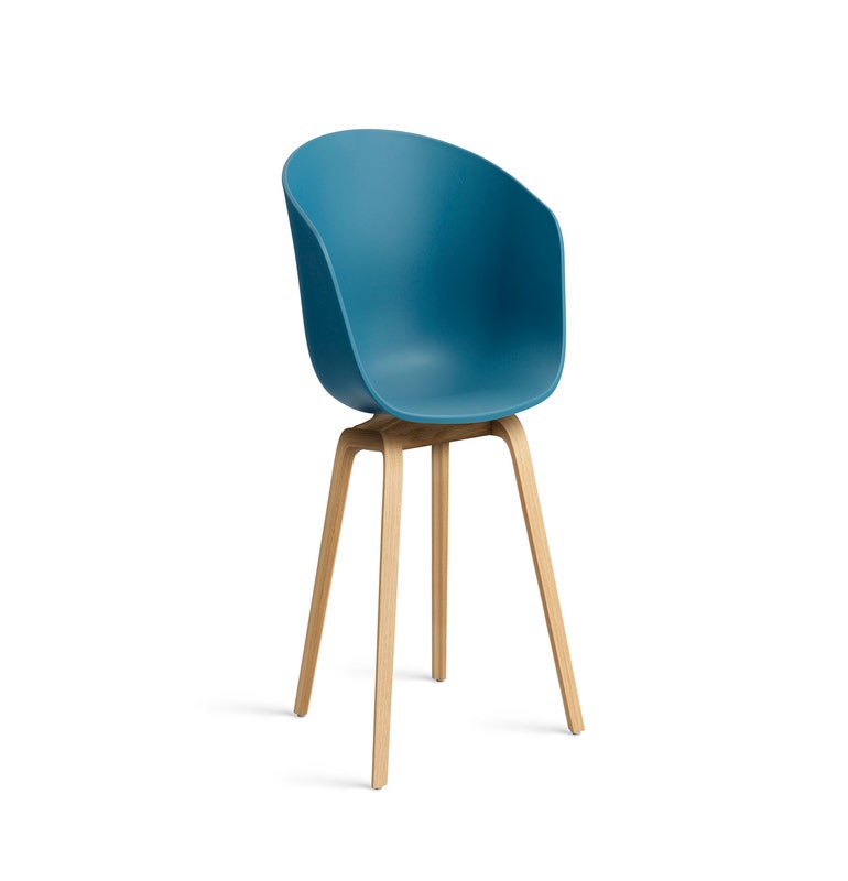 Fauteuil AAC 22, Piétement chêne vernis naturel de Hay, Azure blue 2.0