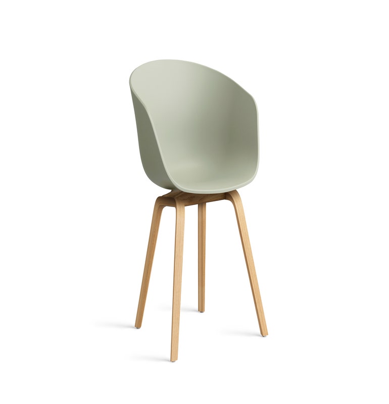 Fauteuil AAC 22, Piétement noyer vernis naturel de Hay, Pastel green 2.0