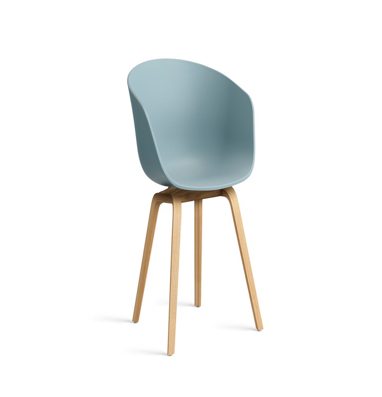 Fauteuil AAC 22 de Hay, Piètement en chêne vernis naturel, Dusty blue 2.0
