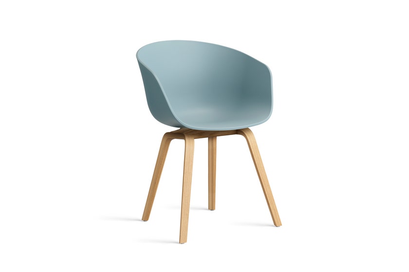 Fauteuil AAC 22 de Hay, Piètement en chêne vernis naturel, Dusty blue 2.0 Fauteuil AAC 22 de Hay, Piètement en chêne vernis naturel, Dusty blue 2.0