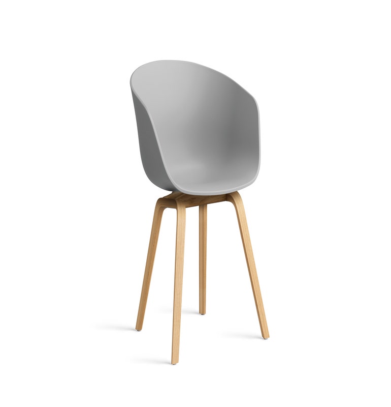 Fauteuil AAC 22 de Hay, Piétement chêne vernis naturel, Concrete grey 2.0