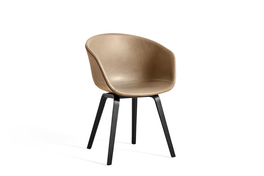 Fauteuil AAC23 de Hay, Pieds en chêne noir vernis naturel, Sense nougat Fauteuil AAC23 de Hay, Pieds en chêne noir vernis naturel, Sense nougat