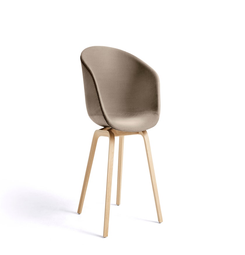 Fauteuil AAC23 de Hay, Pieds en chêne vernis naturel, Lola beige
