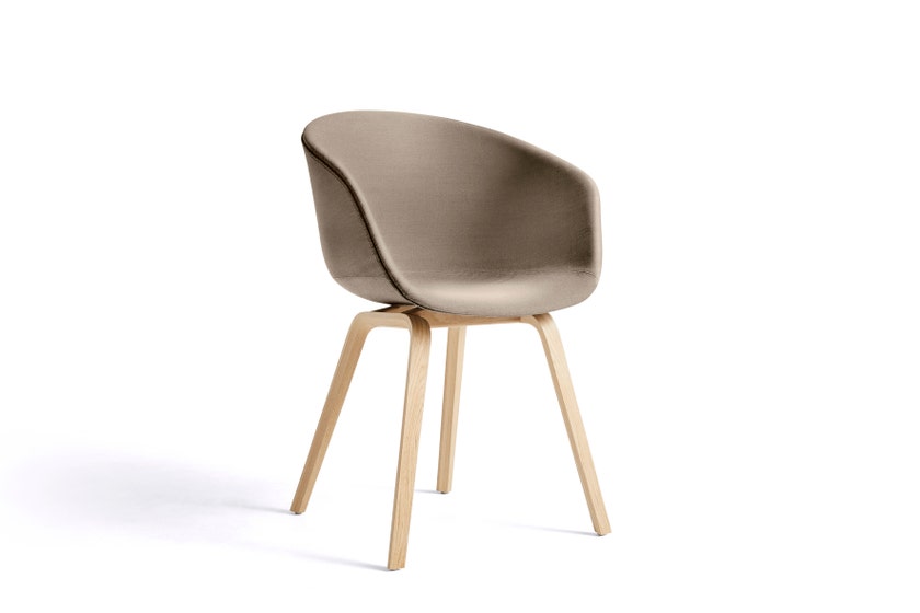 Fauteuil AAC23 de Hay, Pieds en chêne vernis naturel, Lola beige Fauteuil AAC23 de Hay, Pieds en chêne vernis naturel, Lola beige