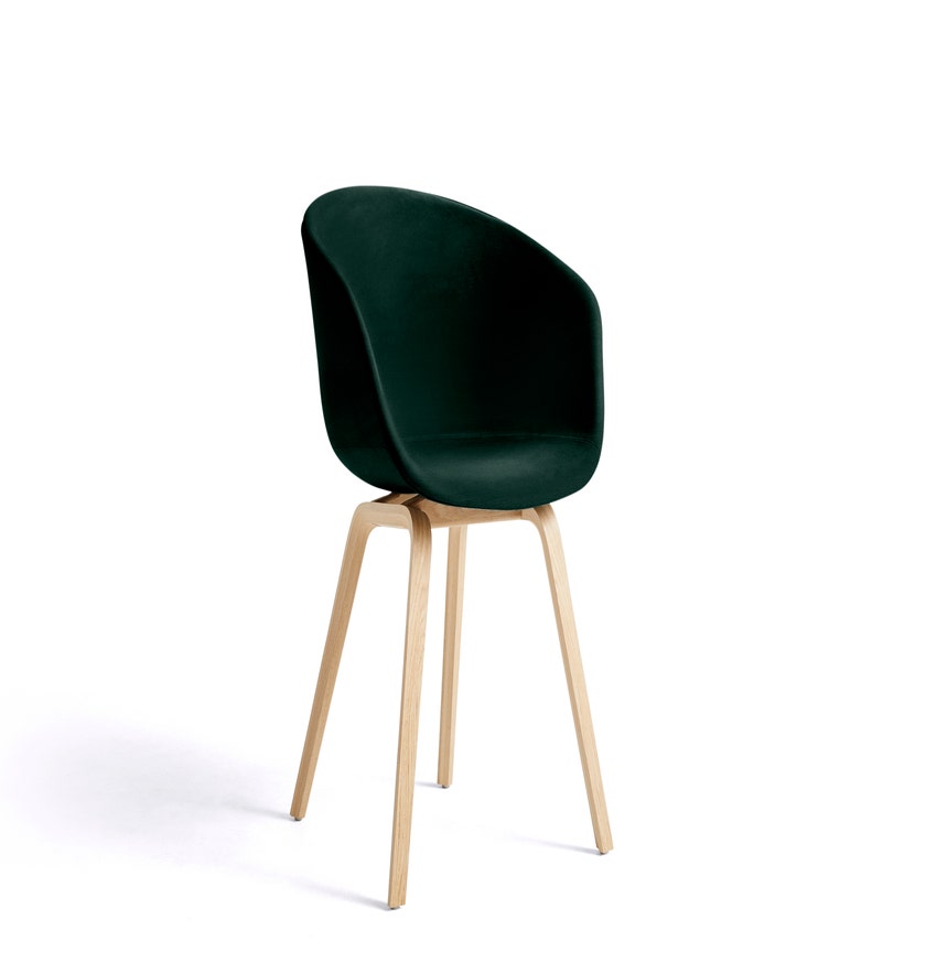 Fauteuil AAC23 de Hay, Pieds en chêne vernis naturel, Lola vert foncé