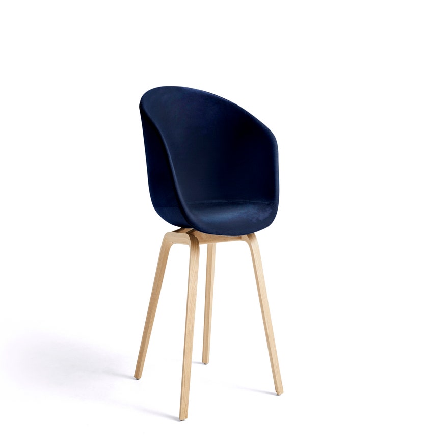 Fauteuil AAC23 de Hay, Pieds en chêne vernis naturel, Lola Navy
