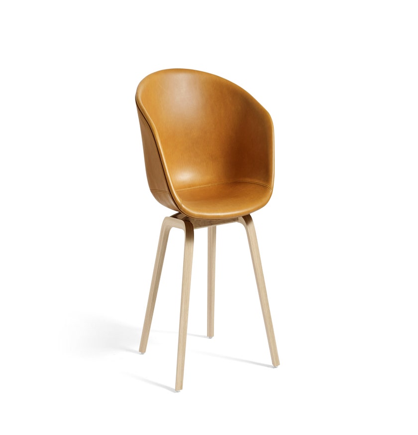 Fauteuil AAC23 de Hay, Pieds en chêne vernis naturel, Sense cognac