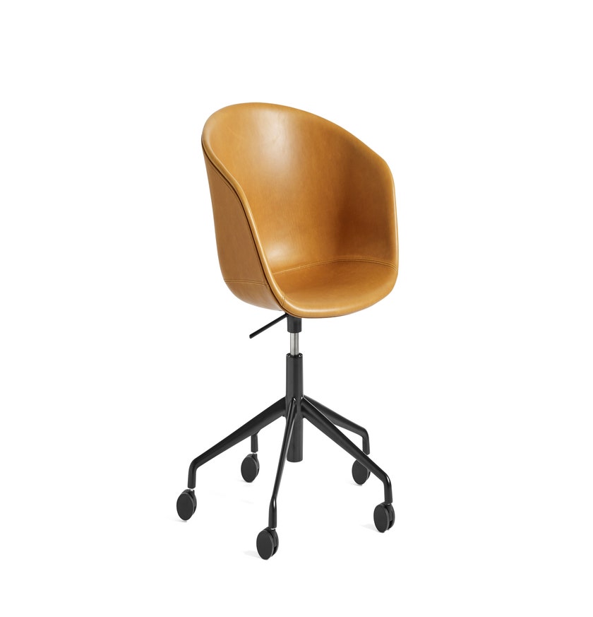 Fauteuil AAC53 de Hay, Piétement en aluminium teinté noir, Sense cognac
