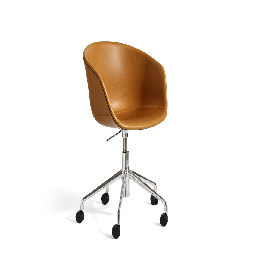 Fauteuil AAC53 de Hay, Piétement en aluminium poli, Sense cognac