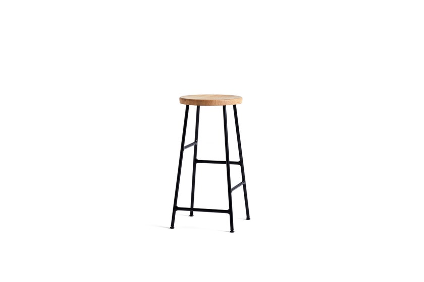 Tabouret CORNET de Hay, H.65, Structure noire, Assise chêne huilé Tabouret CORNET de Hay, H.65, Structure noire, Assise chêne huilé