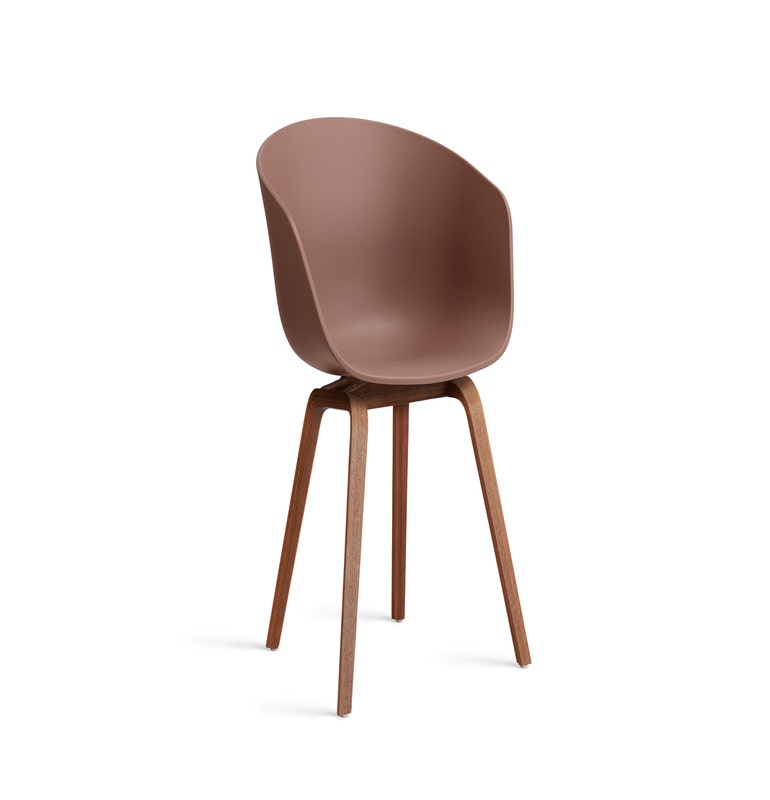 Fauteuil AAC 22, Piétement noyer vernis naturel de Hay, Soft brick 2.0