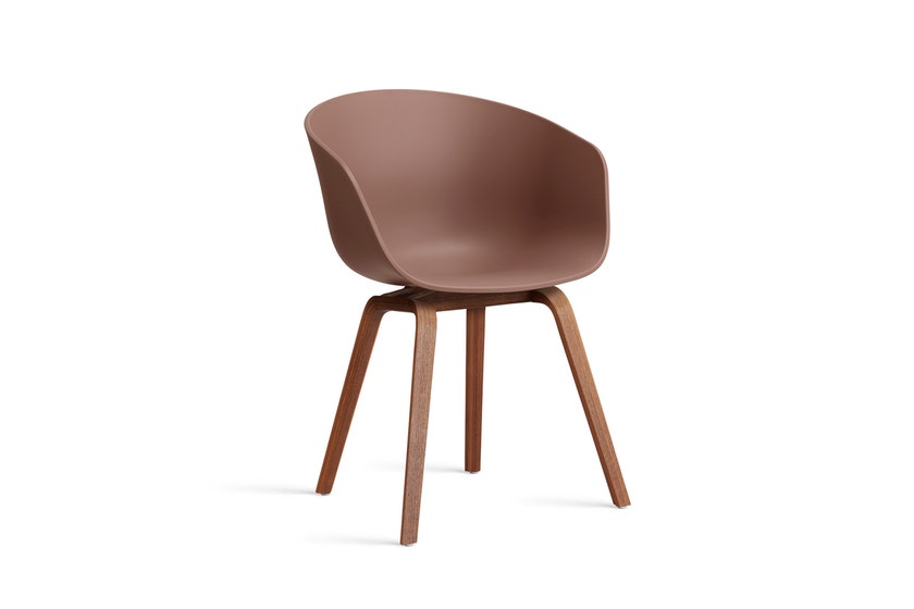 Fauteuil AAC 22, Piétement noyer vernis naturel de Hay, Soft brick 2.0 Fauteuil AAC 22, Piétement noyer vernis naturel de Hay, Soft brick 2.0