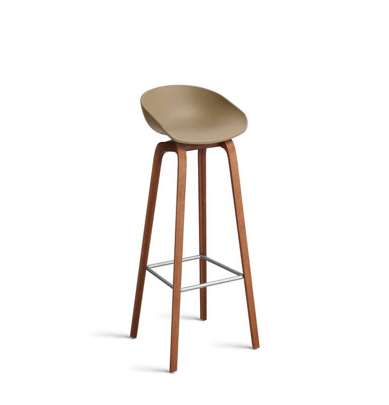 Tabouret AAS32 LOW de Hay, H.64, Pieds en noyer vernis naturel, Repose-pieds inox, Clay 2.0