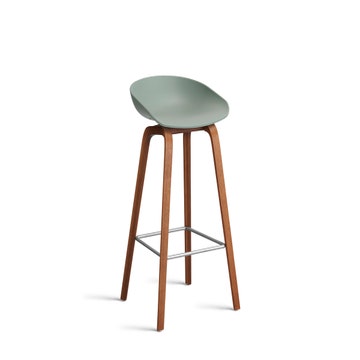 Tabouret AAS32 LOW de Hay, H.64, Pieds en noyer vernis naturel, Repose-pieds inox, Fall green 2.0