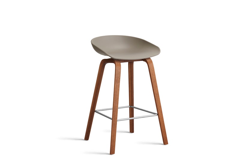 Tabouret AAS32 LOW de Hay, H.64, Pied en noyer vernis naturel, Repose-pied inox, Khaki 2.0 Tabouret AAS32 LOW de Hay, H.64, Pied en noyer vernis naturel, Repose-pied inox, Khaki 2.0