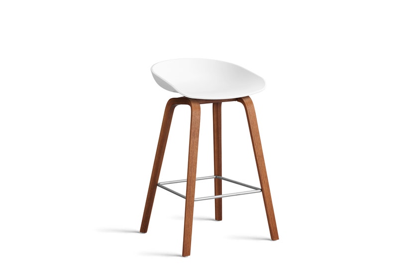 Tabouret AAS32 LOW de Hay, H.64, Pieds en noyer vernis naturel, Repose-pieds inox, White 2.0 Tabouret AAS32 LOW de Hay, H.64, Pieds en noyer vernis naturel, Repose-pieds inox, White 2.0