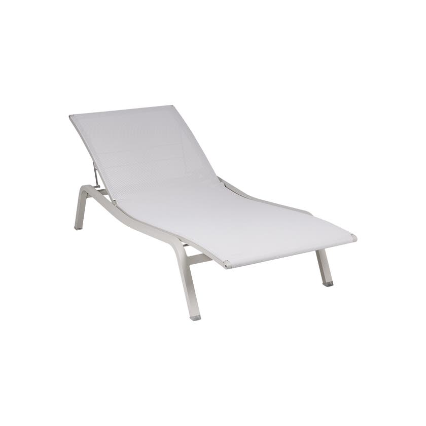 Bain de soleil ALIZÉ de Fermob, Gris argile Stéréo Bain de soleil ALIZÉ de Fermob, Gris argile Stéréo