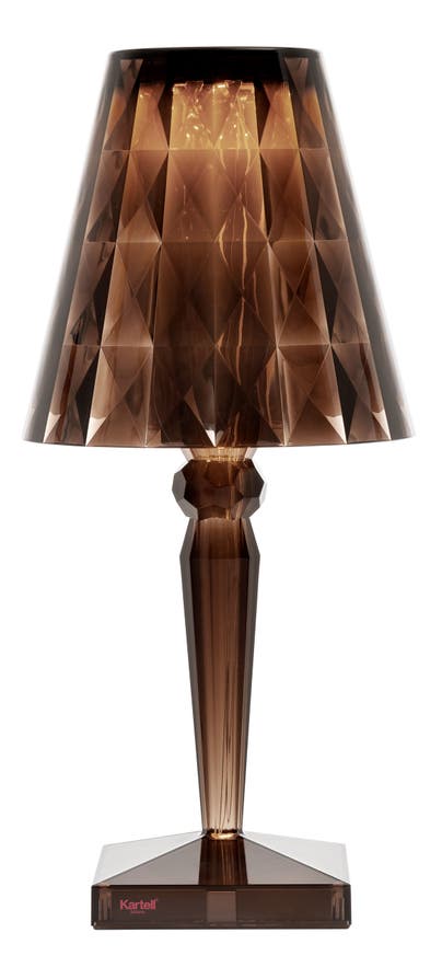 Lampe à poser BIG BATTERY de Kartell, Led/ sur batterie dimmée (variation), Cola Lampe à poser BIG BATTERY de Kartell, Led/ sur batterie dimmée (variation), Cola