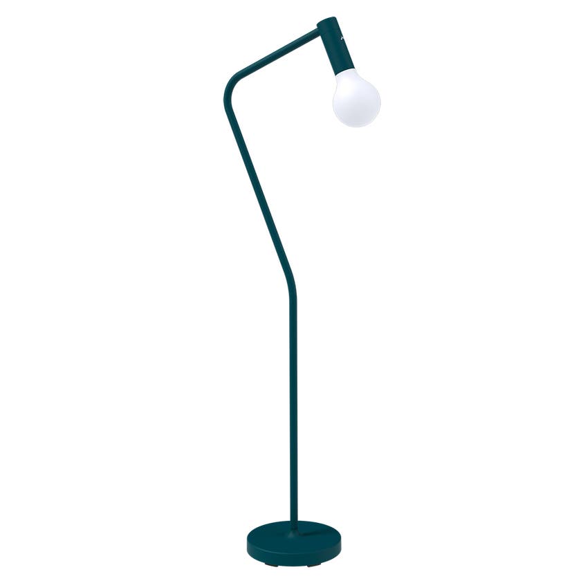 Lampe APLO de Fermob, avec pied de lampadaire, Bleu acapulco Lampe APLO de Fermob, avec pied de lampadaire, Bleu acapulco