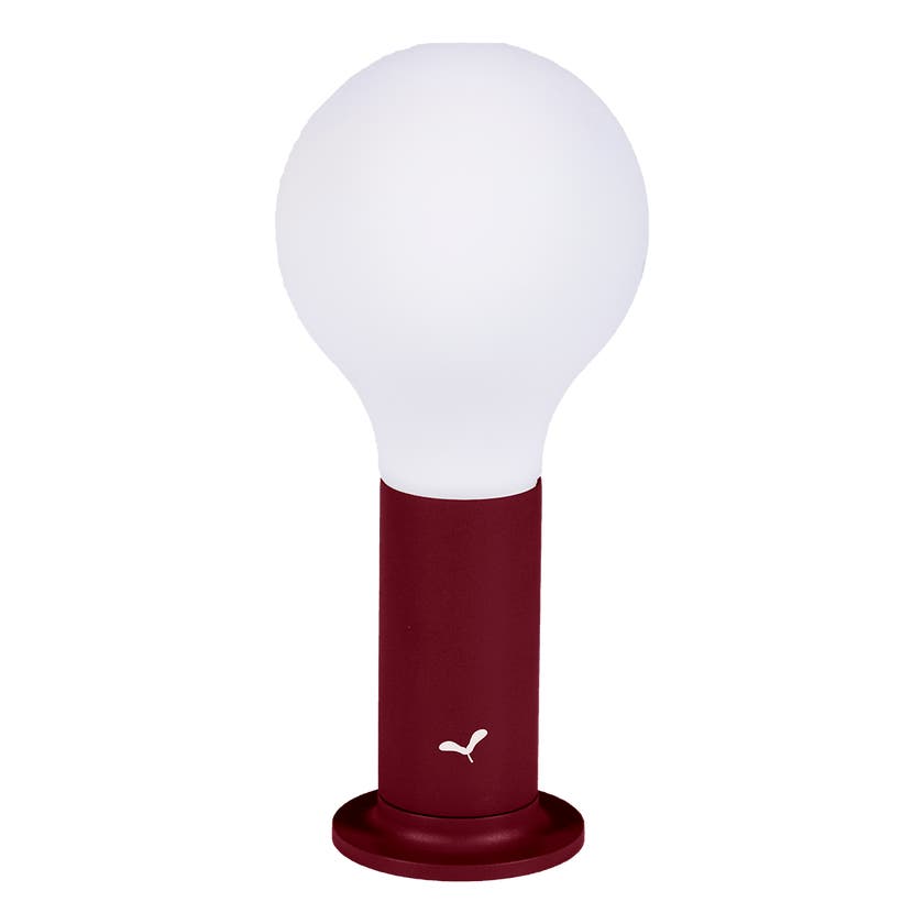 Lampe APLO de Fermob, Avec support aimanté, Cerise noire Lampe APLO de Fermob, Avec support aimanté, Cerise noire
