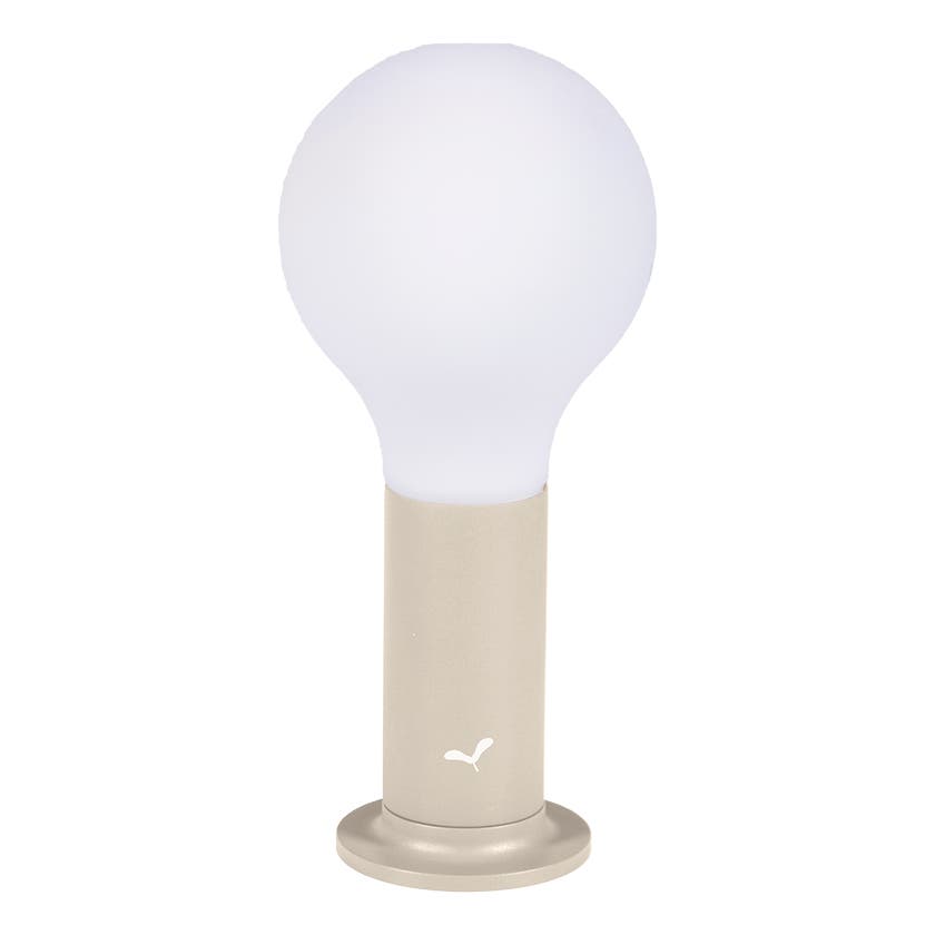 Lampe APLO de Fermob, avec support aimanté, Gris argile Lampe APLO de Fermob, avec support aimanté, Gris argile