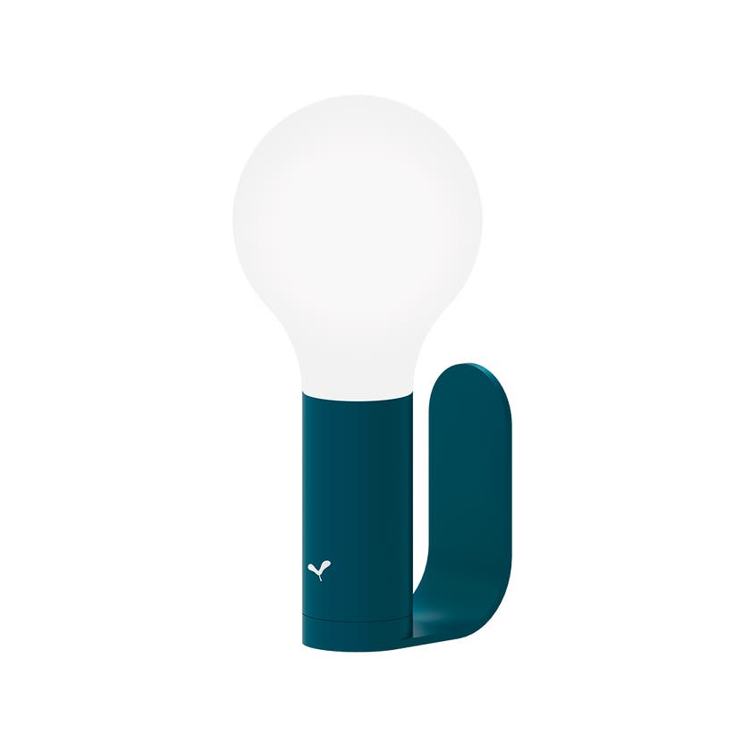 Lampe APLO de Fermob, avec support applique murale, Bleu acapulco Lampe APLO de Fermob, avec support applique murale, Bleu acapulco