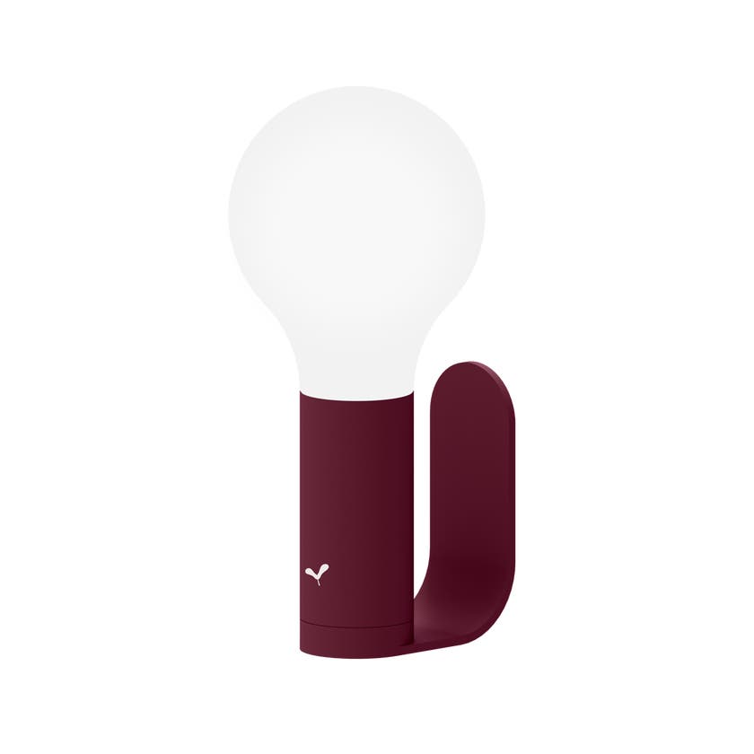 Lampe APLO de Fermob, avec support applique murale, Cerise noire Lampe APLO de Fermob, avec support applique murale, Cerise noire