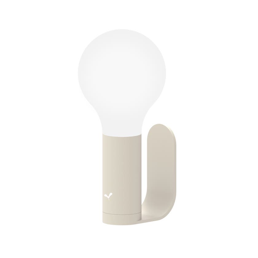 Lampe APLO de Fermob, avec support applique murale, Gris argile Lampe APLO de Fermob, avec support applique murale, Gris argile