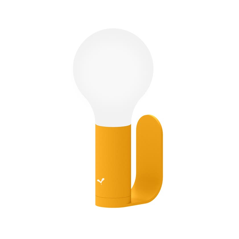 Lampe APLO de Fermob, avec support applique murale, Miel Lampe APLO de Fermob, avec support applique murale, Miel
