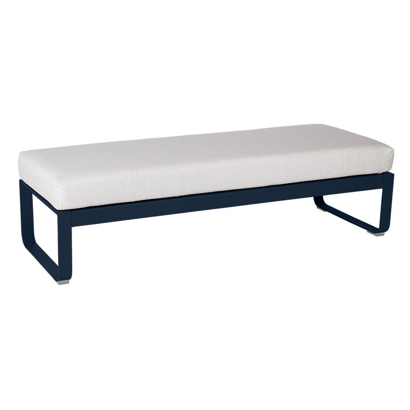 Banquette BELLEVIE 2 places de Fermob, Coussin Blanc grisé, Bleu abysse Banquette BELLEVIE 2 places de Fermob, Coussin Blanc grisé, Bleu abysse