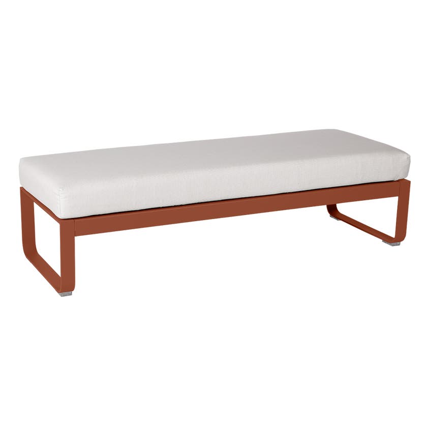 Banquette BELLEVIE 2 places de Fermob, Coussin Blanc grisé, Ocre rouge Banquette BELLEVIE 2 places de Fermob, Coussin Blanc grisé, Ocre rouge