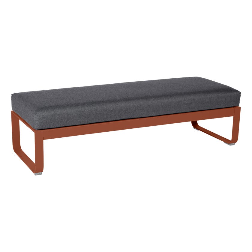 Banquette BELLEVIE 2 places de Fermob, coussin gris graphite, Ocre rouge Banquette BELLEVIE 2 places de Fermob, coussin gris graphite, Ocre rouge