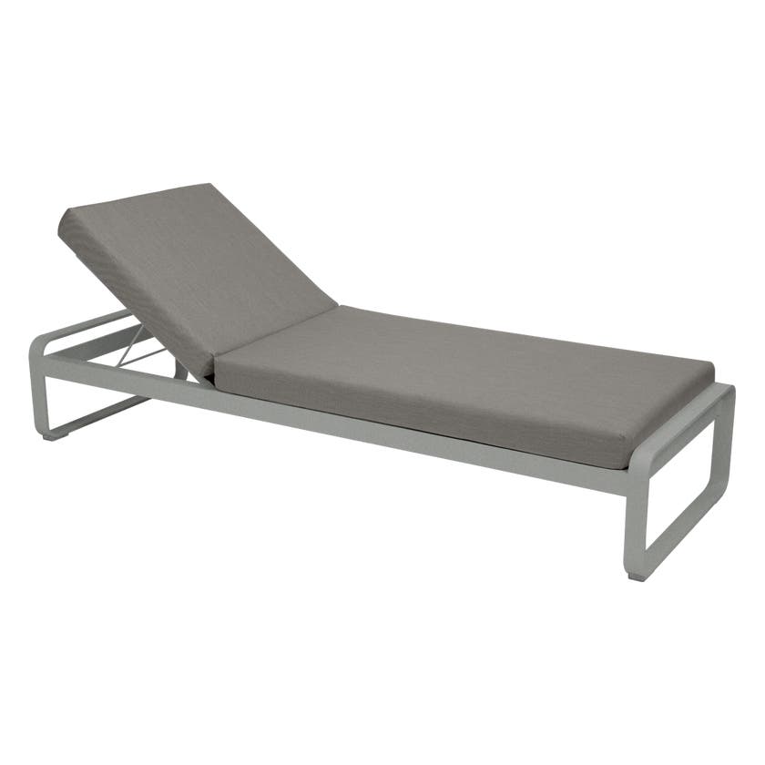 Lit de soleil BELLEVIE de Fermob, Gris lapilli, Coussin Taupe grisé Lit de soleil BELLEVIE de Fermob, Gris lapilli, Coussin Taupe grisé