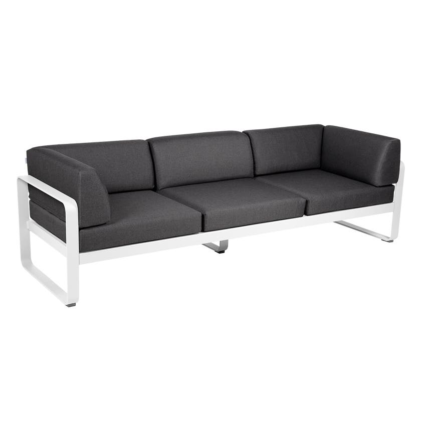 Canapé club 3 places BELLEVIE de Fermob, Blanc coton, Coussin Gris graphite Canapé club 3 places BELLEVIE de Fermob, Blanc coton, Coussin Gris graphite