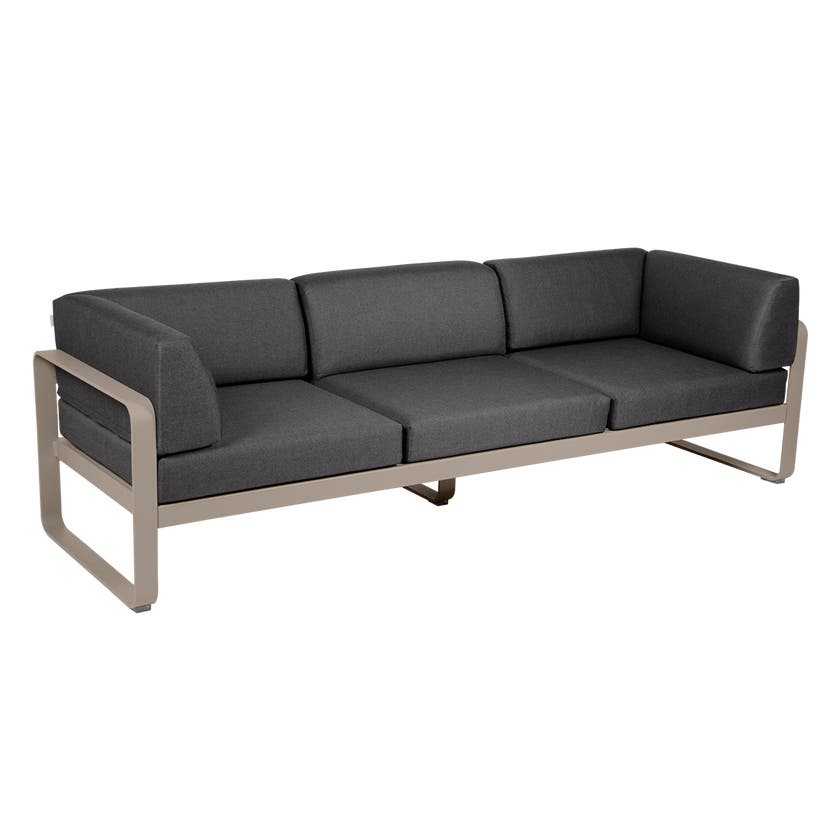 Canapé club 3 places BELLEVIE de Fermob, Muscade, Coussin Gris graphite Canapé club 3 places BELLEVIE de Fermob, Muscade, Coussin Gris graphite