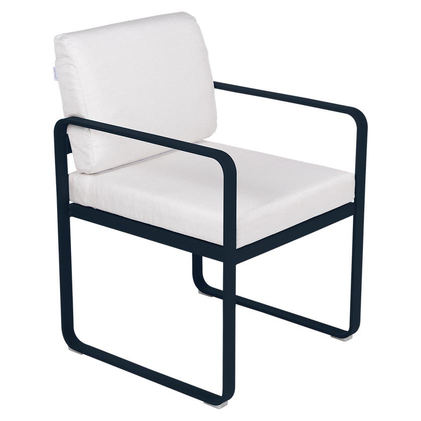 Fauteuil de repas BELLEVIE de Fermob, Bleu abysse, Coussin Blanc grisé Fauteuil de repas BELLEVIE de Fermob, Bleu abysse, Coussin Blanc grisé