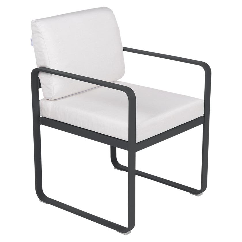 Fauteuil de repas BELLEVIE de Fermob, Carbone , Coussin Blanc grisé Fauteuil de repas BELLEVIE de Fermob, Carbone , Coussin Blanc grisé