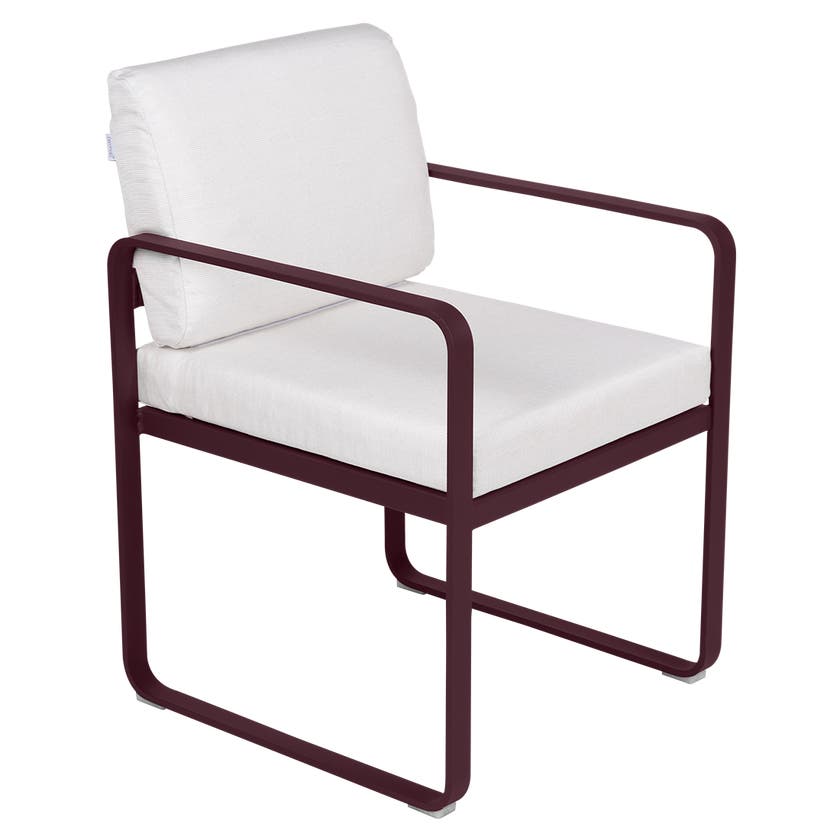 Fauteuil de repas BELLEVIE de Fermob, Cerise noire, Coussin Blanc grisé Fauteuil de repas BELLEVIE de Fermob, Cerise noire, Coussin Blanc grisé