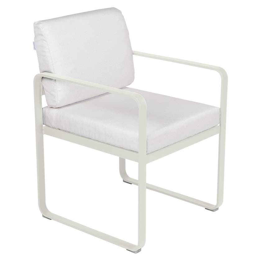 Fauteuil de repas BELLEVIE de Fermob, Gris argile, Coussin Blanc grisé Fauteuil de repas BELLEVIE de Fermob, Gris argile, Coussin Blanc grisé
