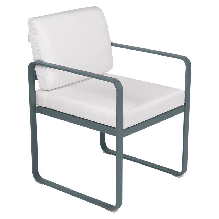 Fauteuil de repas BELLEVIE de Fermob, Gris orage, Coussin Blanc grisé Fauteuil de repas BELLEVIE de Fermob, Gris orage, Coussin Blanc grisé