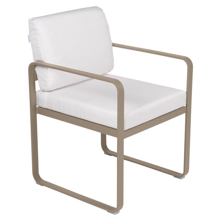 Fauteuil de repas BELLEVIE de Fermob, Muscade, Coussin Blanc grisé Fauteuil de repas BELLEVIE de Fermob, Muscade, Coussin Blanc grisé