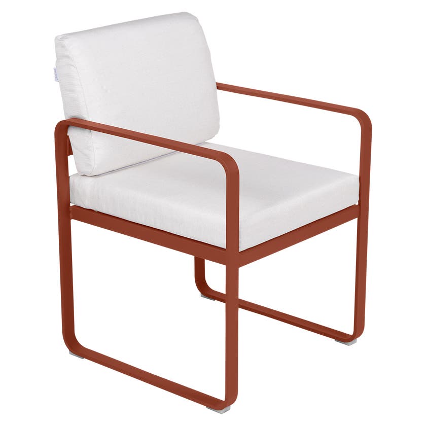 Fauteuil de repas BELLEVIE de Fermob, Ocre rouge, Coussin Blanc grisé Fauteuil de repas BELLEVIE de Fermob, Ocre rouge, Coussin Blanc grisé