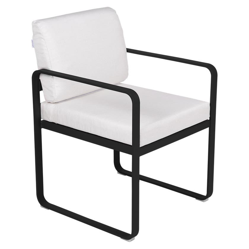 Fauteuil de repas BELLEVIE de Fermob, Réglisse, Coussin Blanc grisé Fauteuil de repas BELLEVIE de Fermob, Réglisse, Coussin Blanc grisé