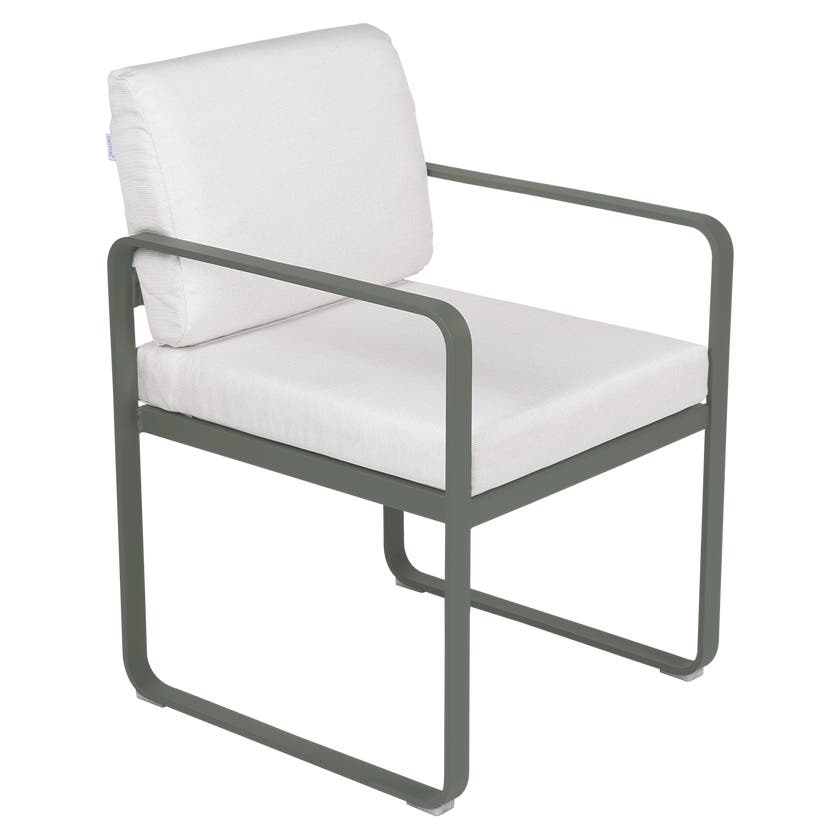 Fauteuil de repas BELLEVIE de Fermob, Romarin, Coussin Blanc grisé Fauteuil de repas BELLEVIE de Fermob, Romarin, Coussin Blanc grisé
