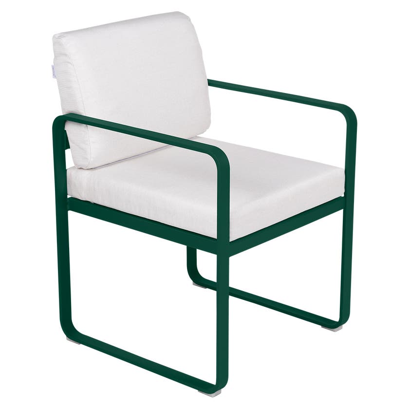 Fauteuil de repas BELLEVIE de Fermob, Vert cèdre, Coussin Blanc grisé Fauteuil de repas BELLEVIE de Fermob, Vert cèdre, Coussin Blanc grisé