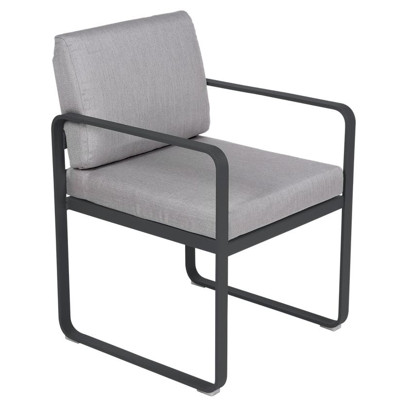 Fauteuil de repas BELLEVIE de Fermob, Carbone , Coussin Gris flanelle Fauteuil de repas BELLEVIE de Fermob, Carbone , Coussin Gris flanelle