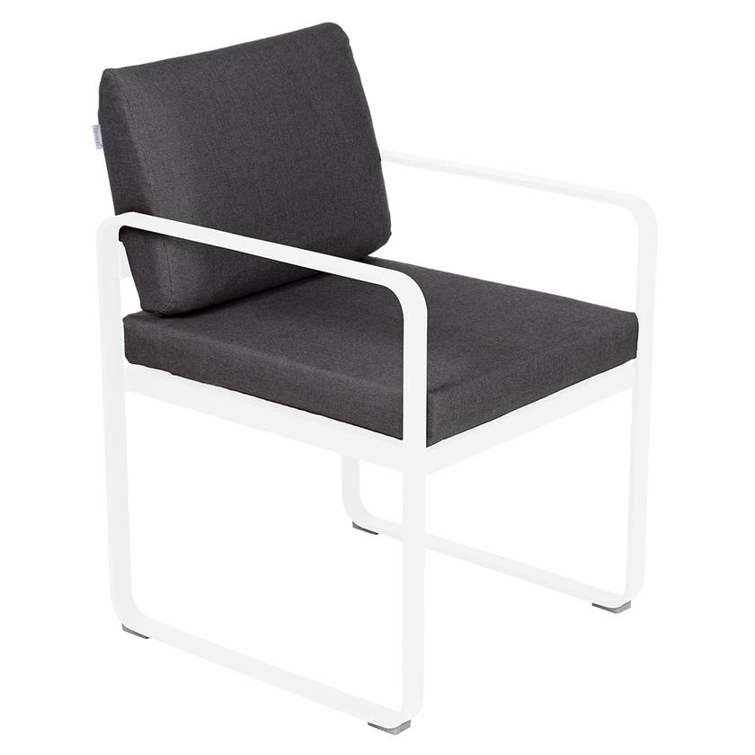 Fauteuil de repas BELLEVIE de Fermob, Blanc coton, coussin gris graphite Fauteuil de repas BELLEVIE de Fermob, Blanc coton, coussin gris graphite
