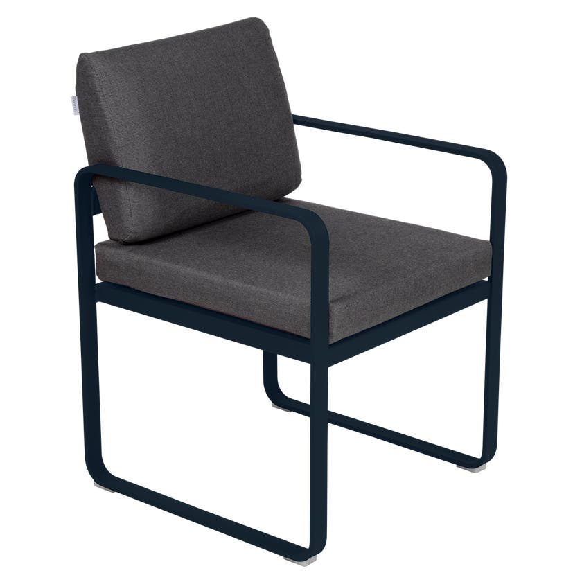 Fauteuil de repas BELLEVIE de Fermob, Bleu abysse, coussin gris graphite Fauteuil de repas BELLEVIE de Fermob, Bleu abysse, coussin gris graphite