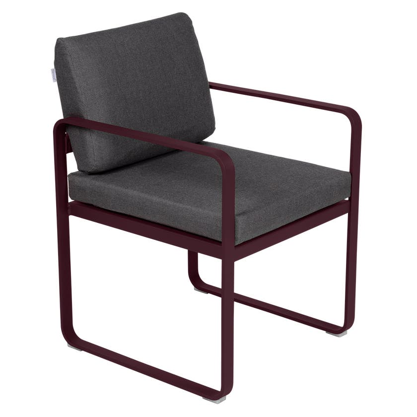 Fauteuil de repas BELLEVIE de Fermob, Cerise noire, coussin gris graphite Fauteuil de repas BELLEVIE de Fermob, Cerise noire, coussin gris graphite