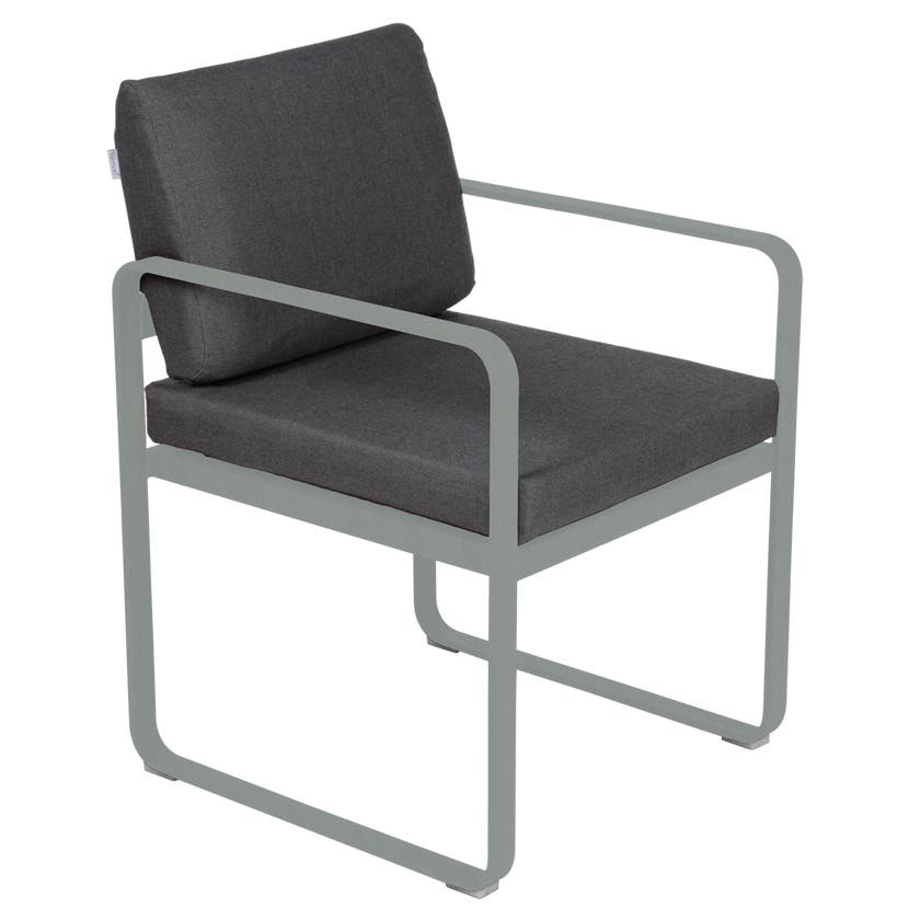 Fauteuil de repas BELLEVIE de Fermob, Gris lapilli, Coussin Gris graphite Fauteuil de repas BELLEVIE de Fermob, Gris lapilli, Coussin Gris graphite
